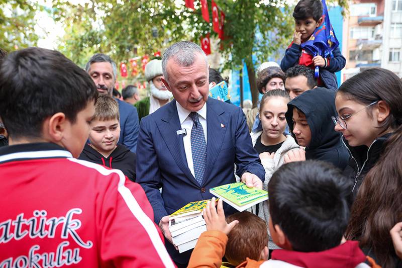 Kocaeli’de gelenek devam ediyor: Kitaplar ağaç dallarında okurlarla buluştu 3